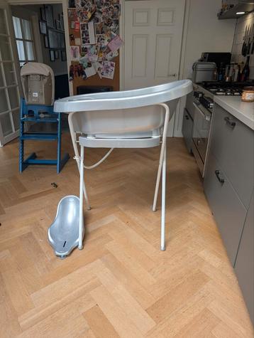 Bébé-jou babybadje met standaard beschikbaar voor biedingen