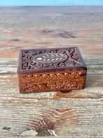 Houten kistje - handgestoken - decoratief, Antiek en Kunst, Curiosa en Brocante, Ophalen of Verzenden