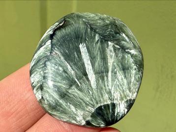 Serafiniet handsteen palmsteen mineralen beschikbaar voor biedingen