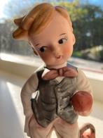 Porseleinen beeldje jongen met hondje en appels, Verzamelen, Beelden en Beeldjes, Ophalen of Verzenden, Zo goed als nieuw, Mens