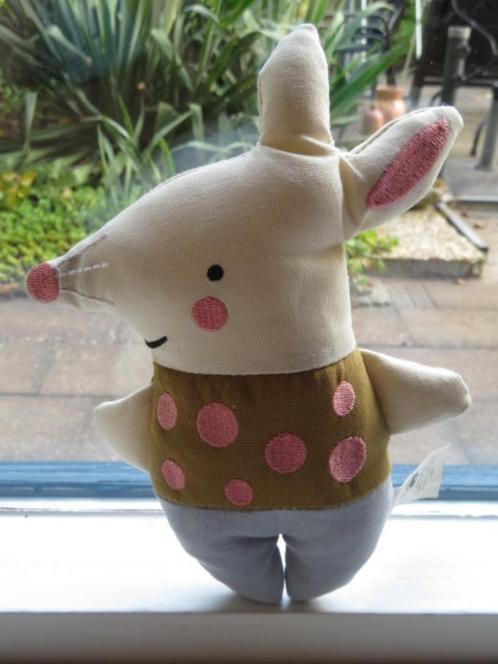 Muis of muisje merk Sostene Grene Grenes all over the world, Kinderen en Baby's, Speelgoed | Knuffels en Pluche, Zo goed als nieuw