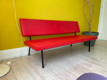 Minimalistische bank (Rietveld / Visser stijl) beschikbaar voor biedingen