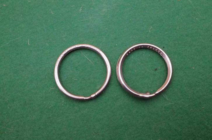 Twee oude Sleutelringen, Verzamelen, Overige Verzamelen, Gebruikt, Ophalen of Verzenden