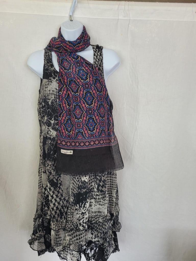 Mooie sjaal met donkere kleuren 28x137, Kleding | Dames, Maat 38/40 (M), ., Ophalen of Verzenden, Zo goed als nieuw