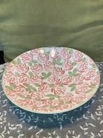 Schaal met rozenpatroon (250725s), Huis en Inrichting, Keuken | Servies, Ophalen of Verzenden, Zo goed als nieuw, Overige stijlen