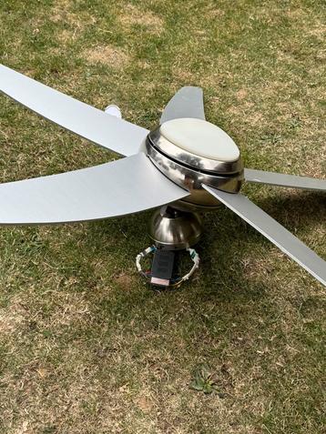 Ventilator met lamp en afstandbediening beschikbaar voor biedingen