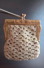 Vintage gehaakte portemonnee met een gouden beugel sluiting, Ophalen of Verzenden, Goud