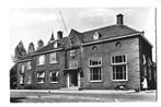 vorden  gemeentehuis met buikschuiver en vrouw met hondje, Verzenden, 1940 tot 1960, Ongelopen, Stad of Dorp