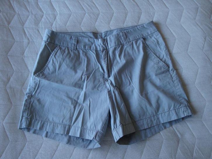 Licht grijze korte broek. Maat 42., Kleding | Dames, Broeken en Pantalons, Zo goed als nieuw, Maat 42/44 (L), Grijs, Kort, Ophalen of Verzenden