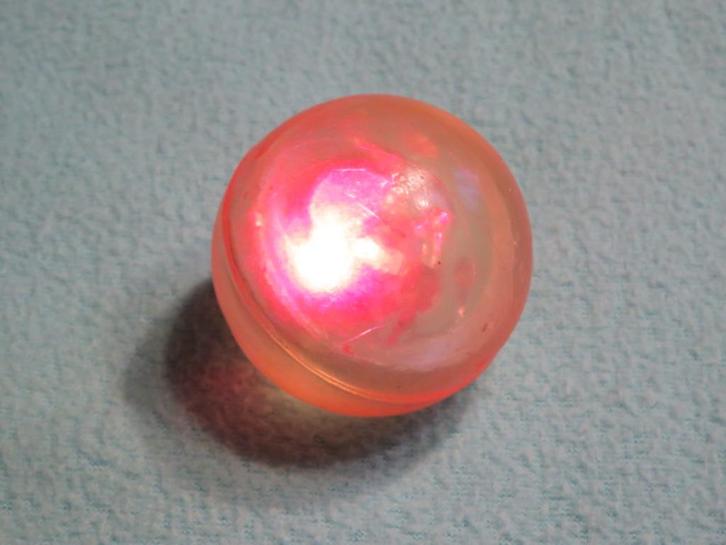 1 EURO OF GRATIS Grote stuiterbal met rode lampjes, Kinderen en Baby's, Speelgoed | Buiten | Los speelgoed, Zo goed als nieuw