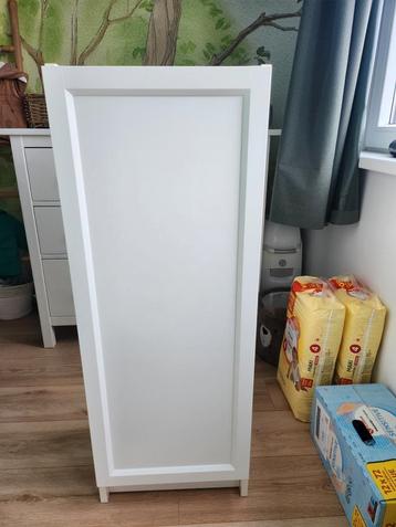 Laag kastje met deur 