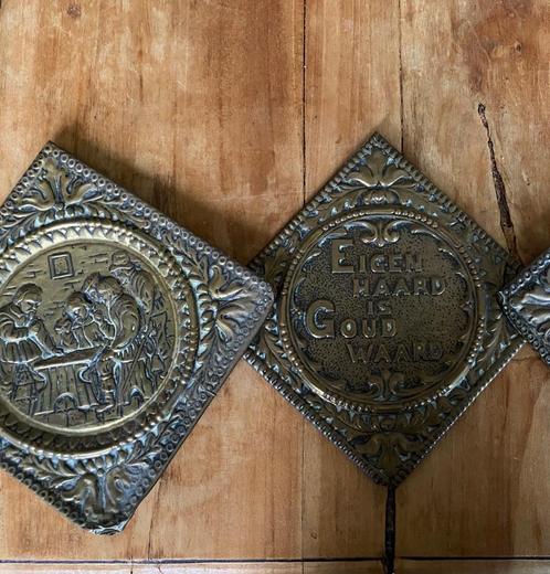 2 wand platen (latoen)(19x19 cm), Antiek en Kunst, Curiosa en Brocante, Ophalen of Verzenden