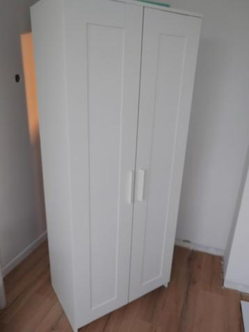 Witte kledingkast met deuren beschikbaar voor biedingen