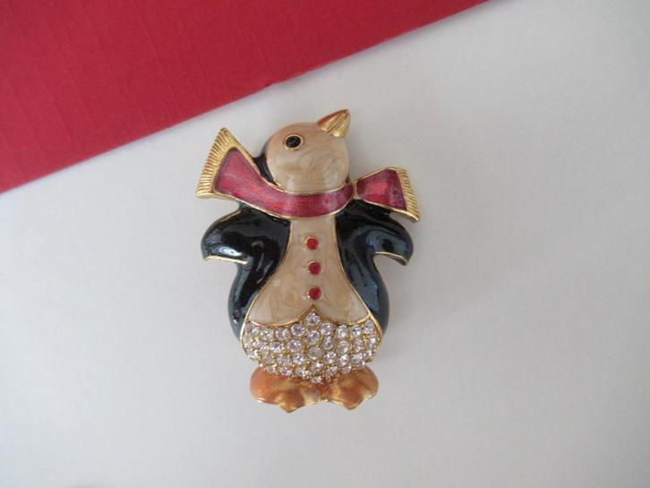 Broche pinquin /emaille/ heldere rijnsteentjes 4.1x3.1 cm., Sieraden, Tassen en Uiterlijk, Broches, Zo goed als nieuw, Overige materialen