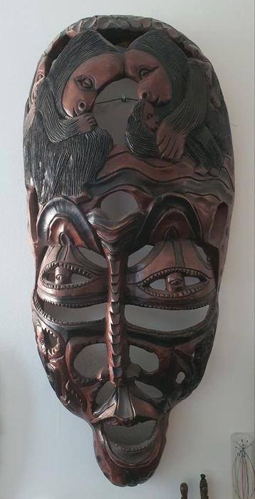 Groot houten masker  beschikbaar voor biedingen