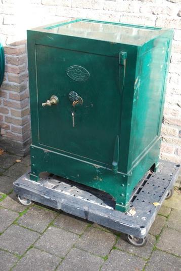 Antieke kluis, brandkast beschikbaar voor biedingen