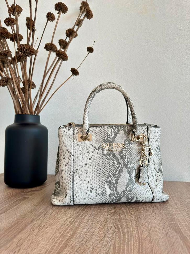 GUESS hanstas python grijs, Sieraden, Tassen en Uiterlijk, Tassen | Damestassen, Zo goed als nieuw, Handtas, Grijs, Ophalen of Verzenden
