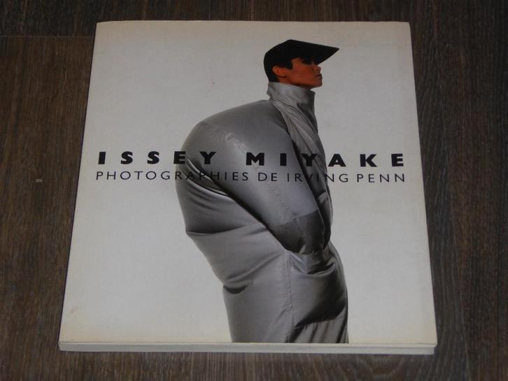 ISSEY MIYAKE - PHOTOGRAPHIES DE IRVING PENN, Boeken, Kunst en Cultuur | Fotografie en Design, Zo goed als nieuw, Fotografen, Verzenden