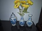 3 Blauw/wit porseleinen vazen en katmet bloemen afbeeldingen, Huis en Inrichting, Ophalen, Blauw, Aardewerk of Porselein, Zo goed als nieuw