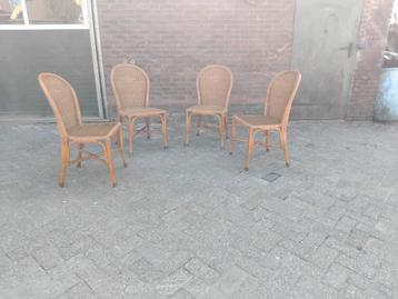 4 eettafel stoelen beschikbaar voor biedingen