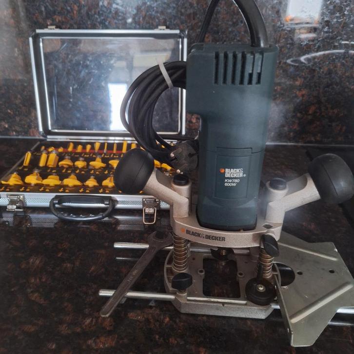 Black & Decker Bovenfrees KW780 - Zo goed als nieuw!, Doe-het-zelf en Verbouw, Gereedschap | Freesmachines, Zo goed als nieuw