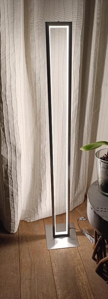 Stilistische staande led lamp met dimfunctie - NIEUW in doos beschikbaar voor biedingen