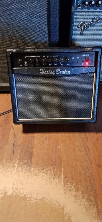 2 leuke gitaarcombos Harley Benton 20R of Roland ST50R-TSE beschikbaar voor biedingen