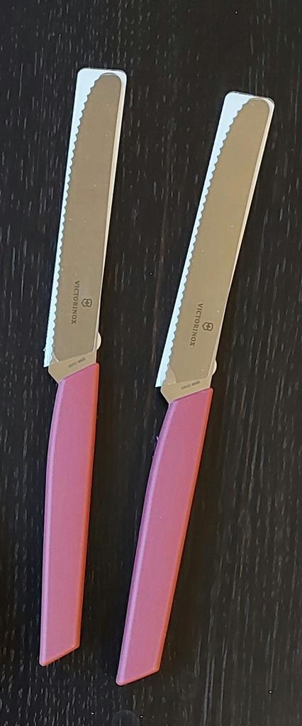 2 Rode Victorinox modern kartelmessen. Nieuw. Vaderdagtip, Huis en Inrichting, Keuken | Bestek, Nieuw, Vaatwasserbestendig, Ophalen of Verzenden