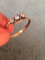 Oude vintage ring met 3 steentjes in roze goud kleur !, Goud, Overige materialen, Gebruikt, 17 tot 18