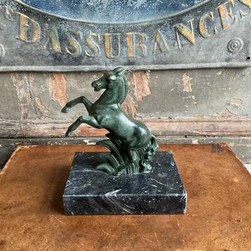 Sale paardje op marmeren voet *tres belle* beschikbaar voor biedingen
