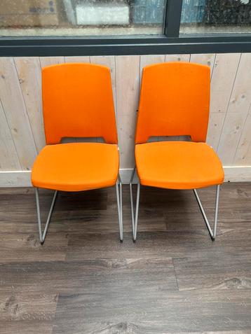 2 Stoffen Stoelen - Oranje beschikbaar voor biedingen