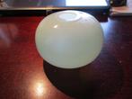 Lichtgroen opaalachtig bolvaasje, Gebruikt, Ophalen of Verzenden, Glas, Minder dan 50 cm