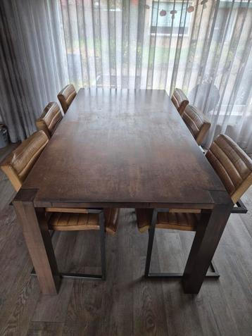 Eetkamertafel - Robuust en Stijlvol beschikbaar voor biedingen