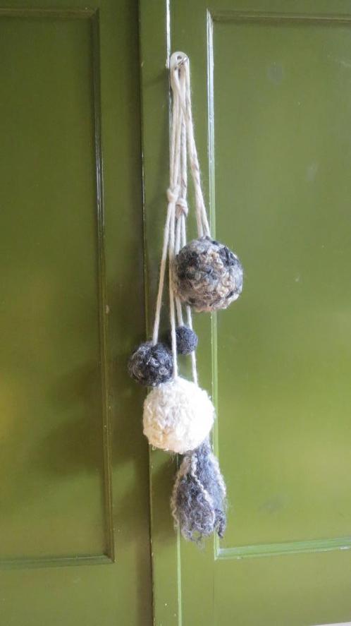 DECORATOEF gevilte toef en bollen , Gotland, Wensleydale, Hobby en Vrije tijd, Vilt, Nieuw, Versiering, Wolvilt, Ophalen of Verzenden