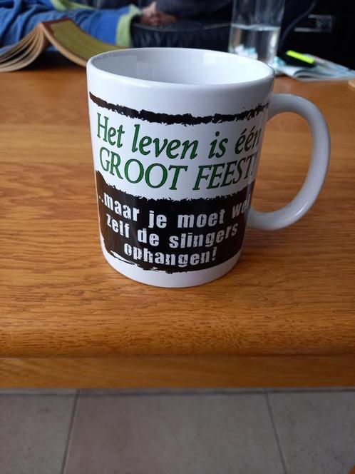 Mok - Het leven is een groot feest, Huis en Inrichting, Keuken | Servies, Nieuw, Overige typen, Overige stijlen, Porselein, Ophalen of Verzenden