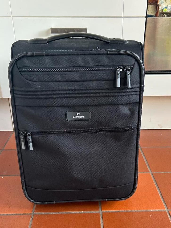 Zwart rolkoffertje handbagage, Sieraden, Tassen en Uiterlijk, Koffers, Zo goed als nieuw, Zacht kunststof, Minder dan 50 cm, Minder dan 35 cm