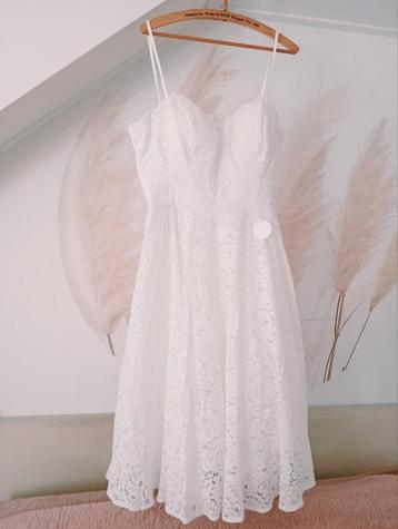 NIEUW Korte Chi Chi London Witte Kanten Trouwjurk Maat 16/XL beschikbaar voor biedingen