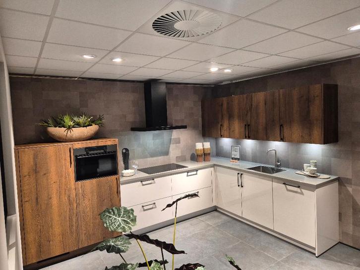 Hoekkeuken hoogglans met Stenenwerkblad   met Topapparatuur, Huis en Inrichting, Keuken | Complete keukens, Zo goed als nieuw