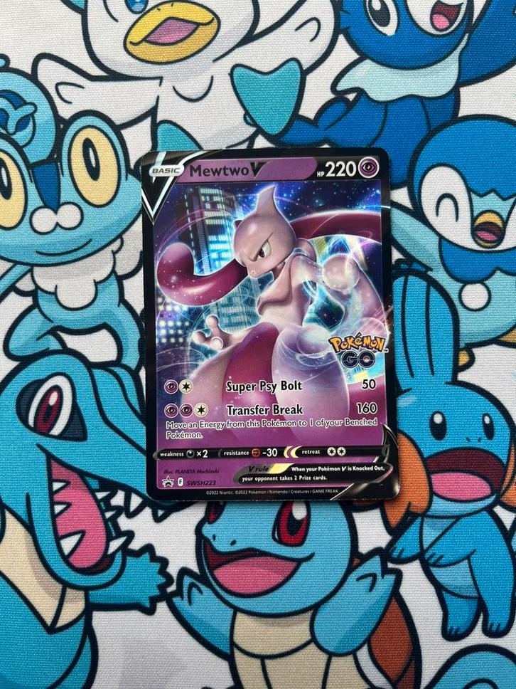 Mewtwo V SWSH223, Hobby en Vrije tijd, Verzamelkaartspellen | Pokémon, Zo goed als nieuw, Losse kaart, Foil, Verzenden