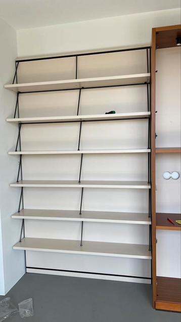 Boekenkast bestaande uit planken met achterkant en steunen beschikbaar voor biedingen