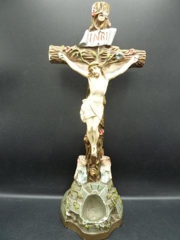 Antiek gipsen altaarbeeld van Jezus aan het kruis beschikbaar voor biedingen