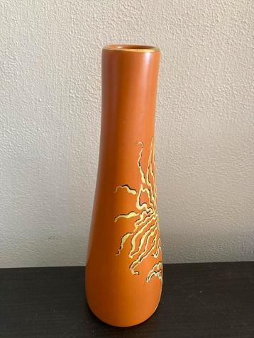 Oranje Aardewerk Vaasje met Abstracte Deco beschikbaar voor biedingen