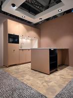 Moderne koraal keuken met eiland, Huis en Inrichting, Keuken | Complete keukens, Ophalen, Overige kleuren, Nieuw, Kunststof