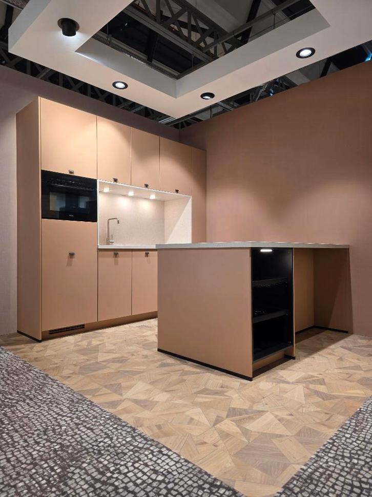 Moderne koraal keuken met eiland, Huis en Inrichting, Keuken | Complete keukens, Nieuw, Overige typen, Overige kleuren, Kunststof