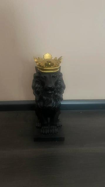 Zwart Leeuwenbeeld met Gouden Kroon beschikbaar voor biedingen