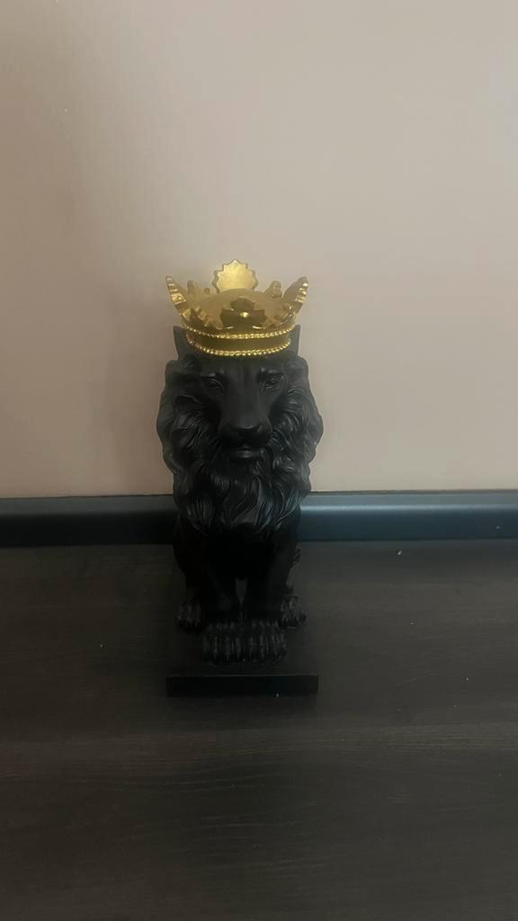 Zwart Leeuwenbeeld met Gouden Kroon, Huis en Inrichting, Woonaccessoires | Boeddhabeelden, Zo goed als nieuw, Ophalen