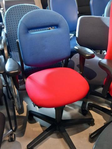 Bureaustoel in diverse  kleuren i.g.s. beschikbaar voor biedingen