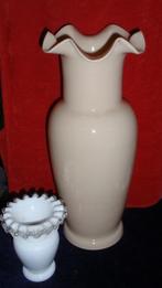 2 oude opaline glazen vazen wit en beige, Minder dan 50 cm, Glas, Gebruikt, Ophalen of Verzenden
