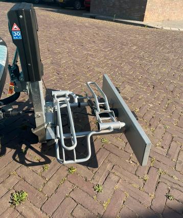 Elektrische fietsendrager met lift beschikbaar voor biedingen