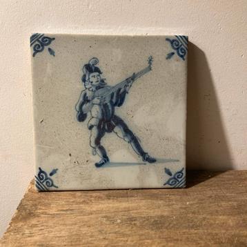 Antieke Blauw-Witte Tegel Schutter 13x13 beschikbaar voor biedingen